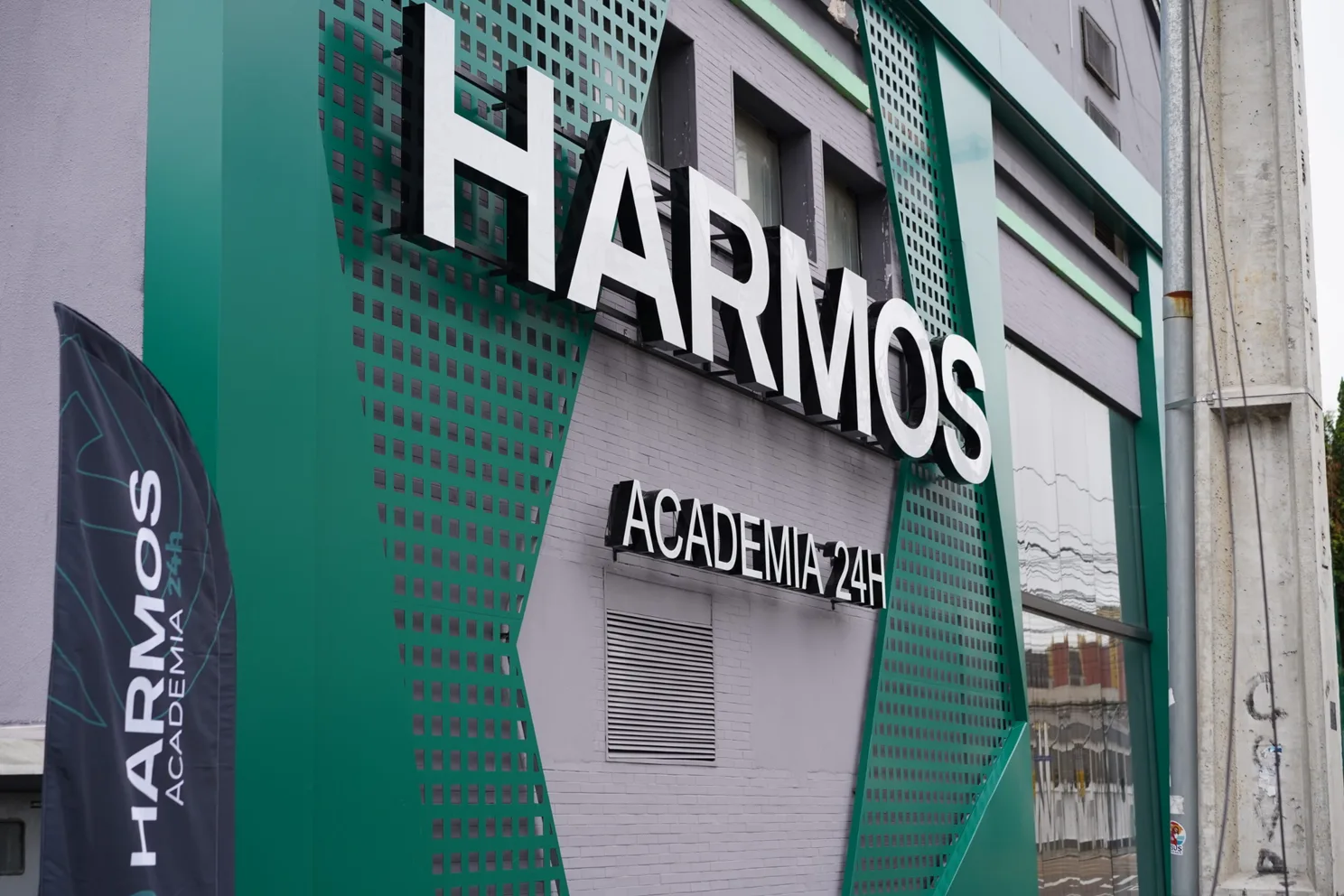 Foto da fachada real da Harmos Academia 24h, em Curitiba.